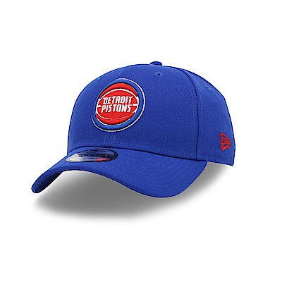 休閒款9FORTY系列棒球帽。帽子版型高挺、帽檐有一定的弧度。後有魔鬼氈帽扣可調節大小。適合頭圍57-63公分。品牌_NEW ERA,配件_帽子,選擇球隊_東區球隊_底特律活塞