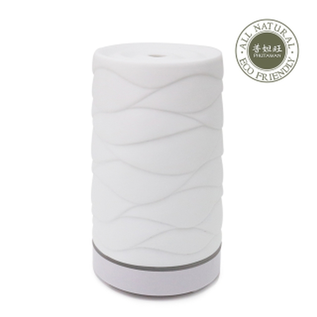 ◎小巧精緻、不占空間，可連續噴霧達4~6小時以上。◎調整濕度，維持室內新鮮的空氣品質。◎通過防腐蝕檢測，可加入純精油居家薰香改善空氣異味。◎八大功能：清淨/夜燈/薰香/消毒/舒壓/美容/加濕/擺設。