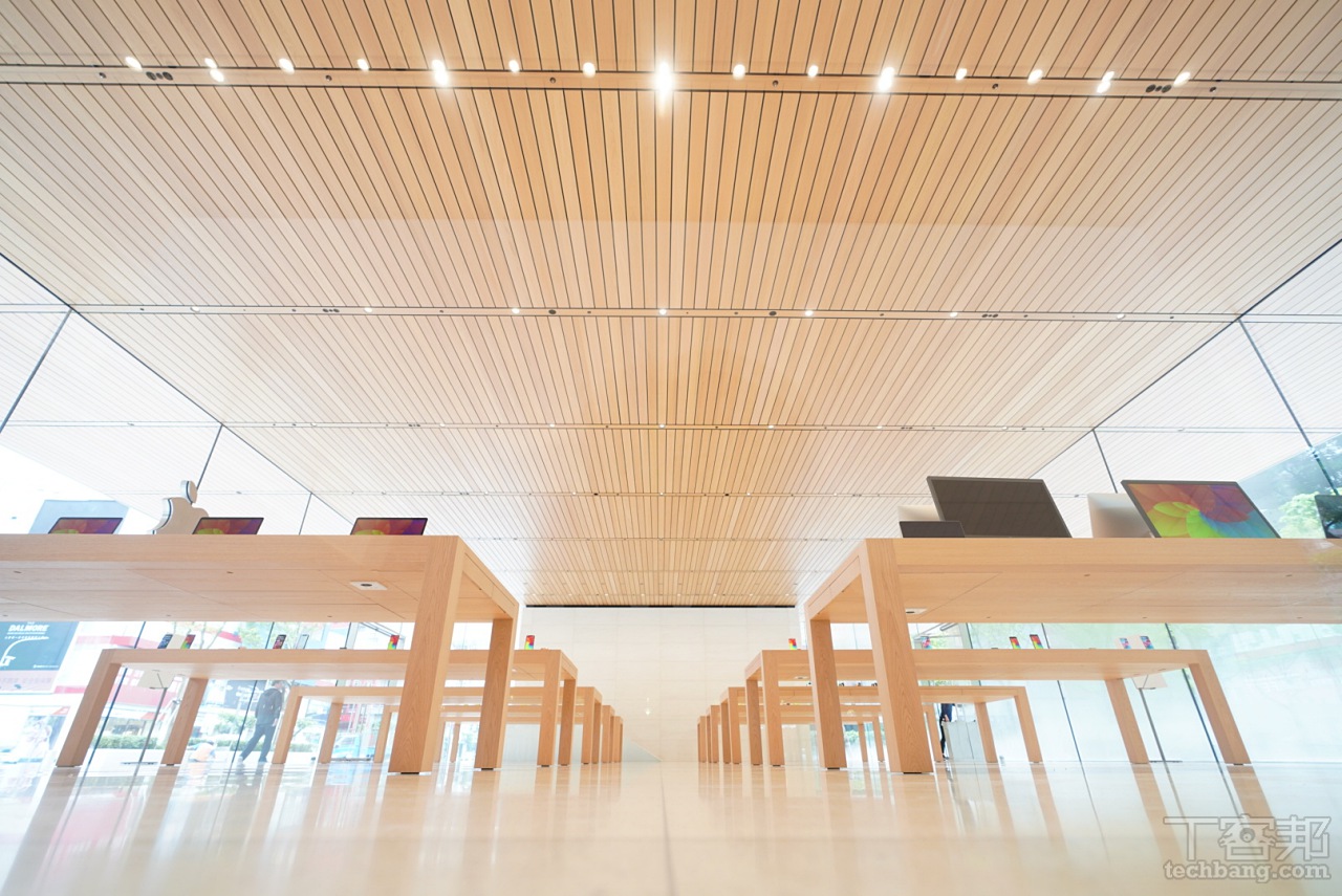 「Apple 信義 A13」一樓展示空間。