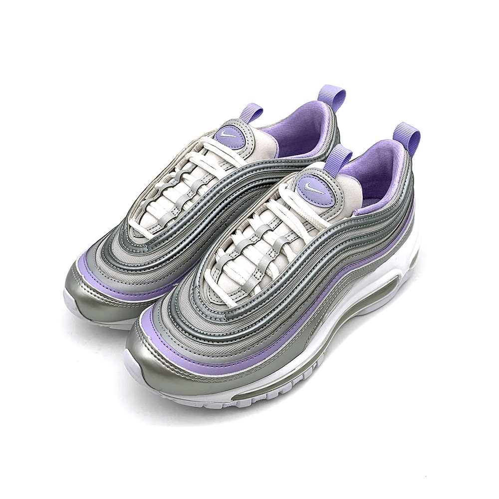 以全新配色再度升級泡棉中底及MaxAir緩震系統，造就足底舒適感橡膠外底，實現耐久抓地力布質、皮革與合成材質的混搭鞋面