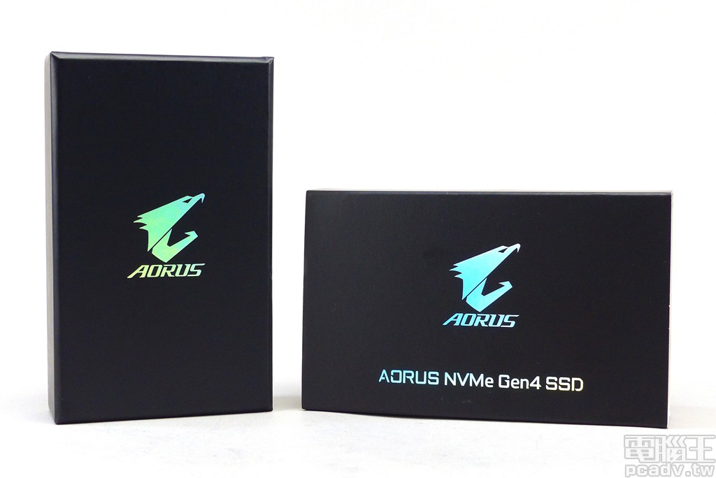 ▲ AORUS NVMe Gen4 SSD 使用代表旗艦身分的紙盒設計，紙盒和外層紙套均有施作雷射燙印字樣與 AORUS 鷹頭標誌。（註：正式版均為橫式設計）