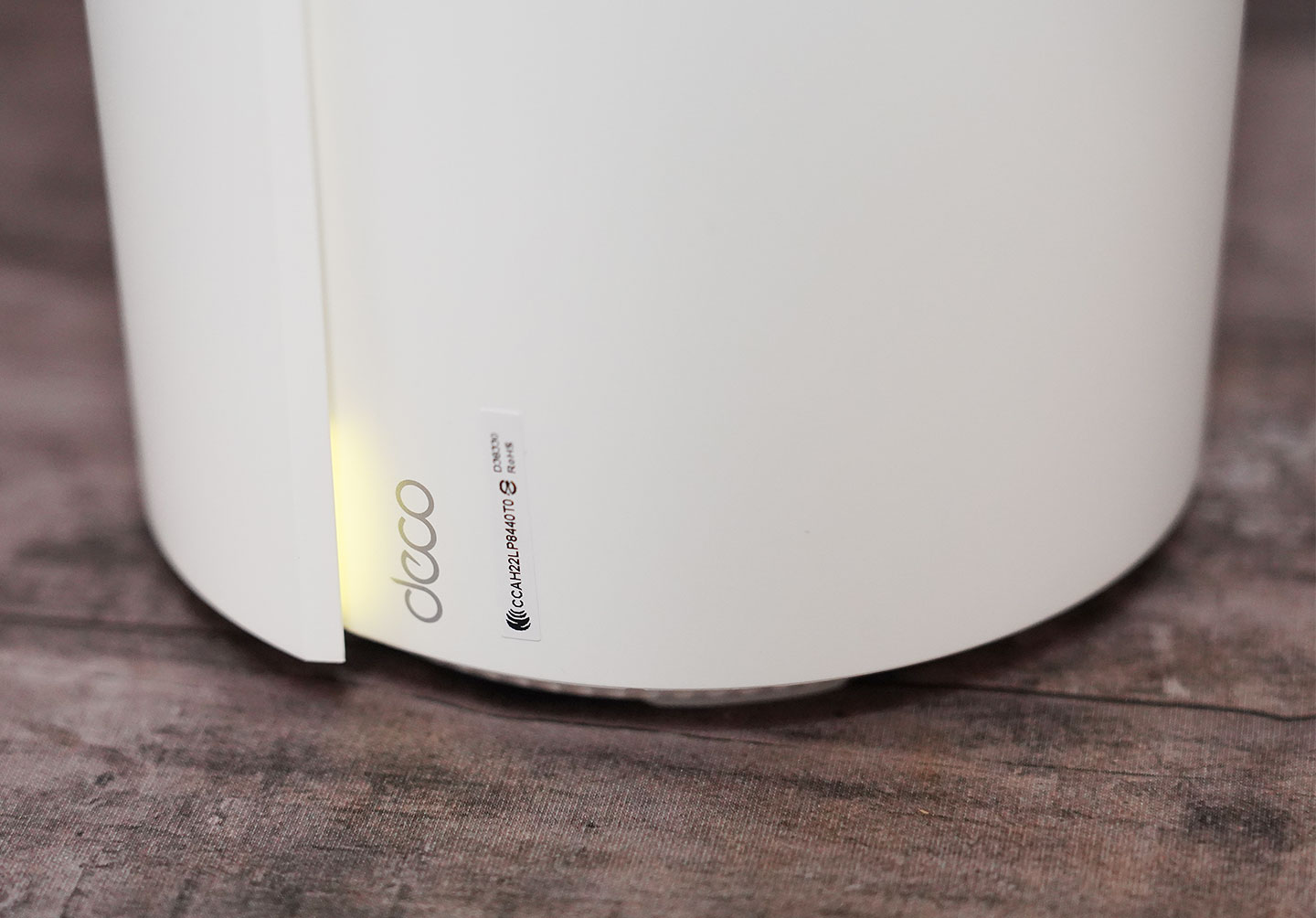 TP-Link Deco X95 在開機時會閃爍黃色燈號，表示系統啟動中，需等待一段時間啟動至可初始化的狀態。 ▲ 指示燈號轉換為藍燈閃爍，表示可進行初始化。 ▲ 手機端安裝 Deco App 並完成帳號的申請登錄，即可進行新設備的加入，接著從設備清單中找到 X95 的型號。