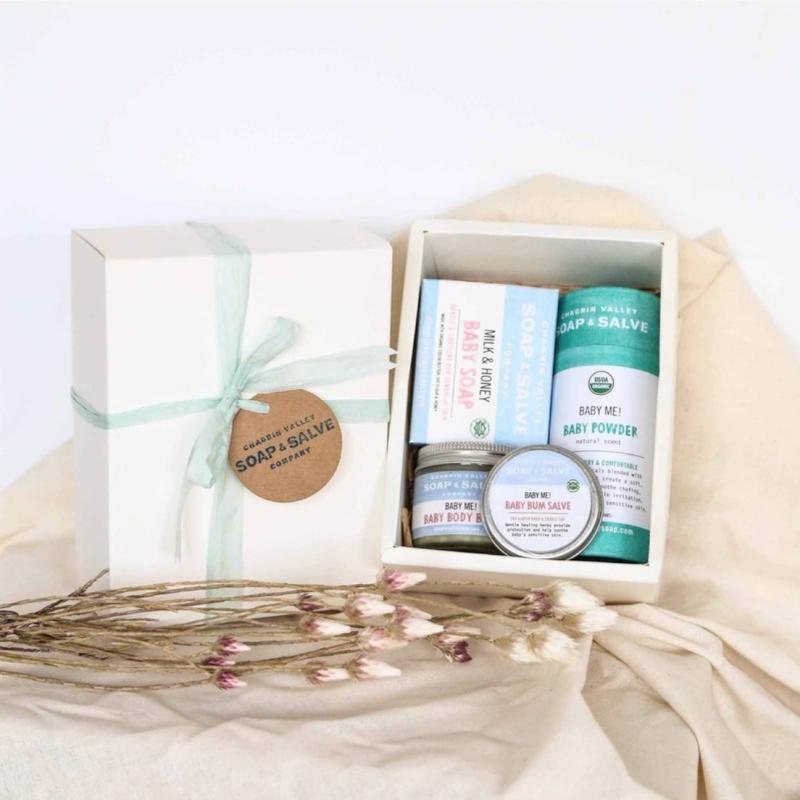 產品特色 全成分皆天然有機 通過美國USDA有機認證 從清潔到保濕護膚一套組合 有機手工皂溫和清潔不刺激 有機護膚霜充分保濕不敏感 有機修復草膏尿布疹掰掰 有機爽身粉用料天然好清爽 天然食材的香味超舒