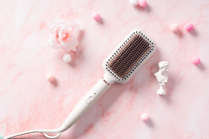 飛利浦沙龍級陶瓷電熱直髮梳BHD880的六公分加寬槳型梳理面，可一次梳理量多秀髮，日常整理秀髮更有效率！