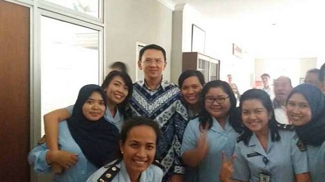 Gubernur DKI Jakarta Basuki Tjahaja Purnama (Ahok) resmi ditahan di Rutan Cipinang, Jakarta Timur, Selasa (9/5/2017). Pegawai rutan asyik meminta Ahok berfoto bersama. [Ditjen PAS]