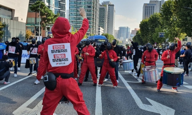 韓國抗議者穿《魷魚遊戲》服裝參與工會罷工遊行，真實反映經濟困境