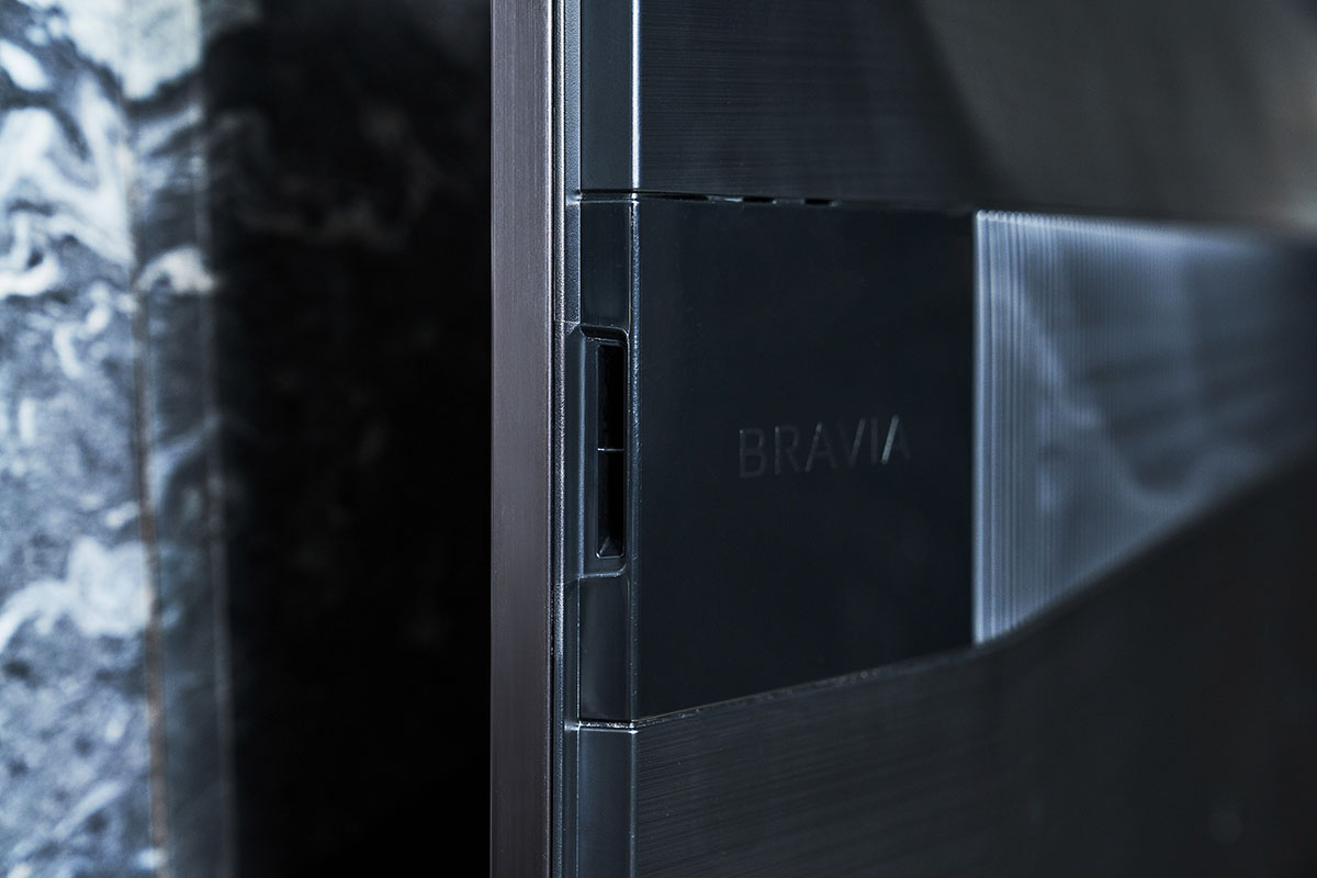 KD-65X9500H 在音效表現上能有大幅進展的主因之一就是高音定位揚聲器的升級，而高音定位揚聲器就隱藏在機體背面兩側鏡面飾板的邊緣處，採狹長雙開孔機殼設計，透過加大的出聲口，帶來更出色的聲音傳輸效果，讓音效定位感以及環繞包圍感都獲得顯著提升。