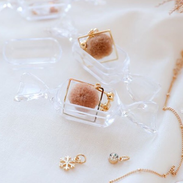 【商品特色】在國內外旅遊最喜歡打扮的美美的那飾品絕對是最佳的搭配，但擔心要一附飾品戴到底嗎?不用擔心囉!!隨身的飾品收納盒，那硬殼不怕壓壞飾品，又可以帶好幾附出門替換唷 _ 【商品規格】材質：塑料材質