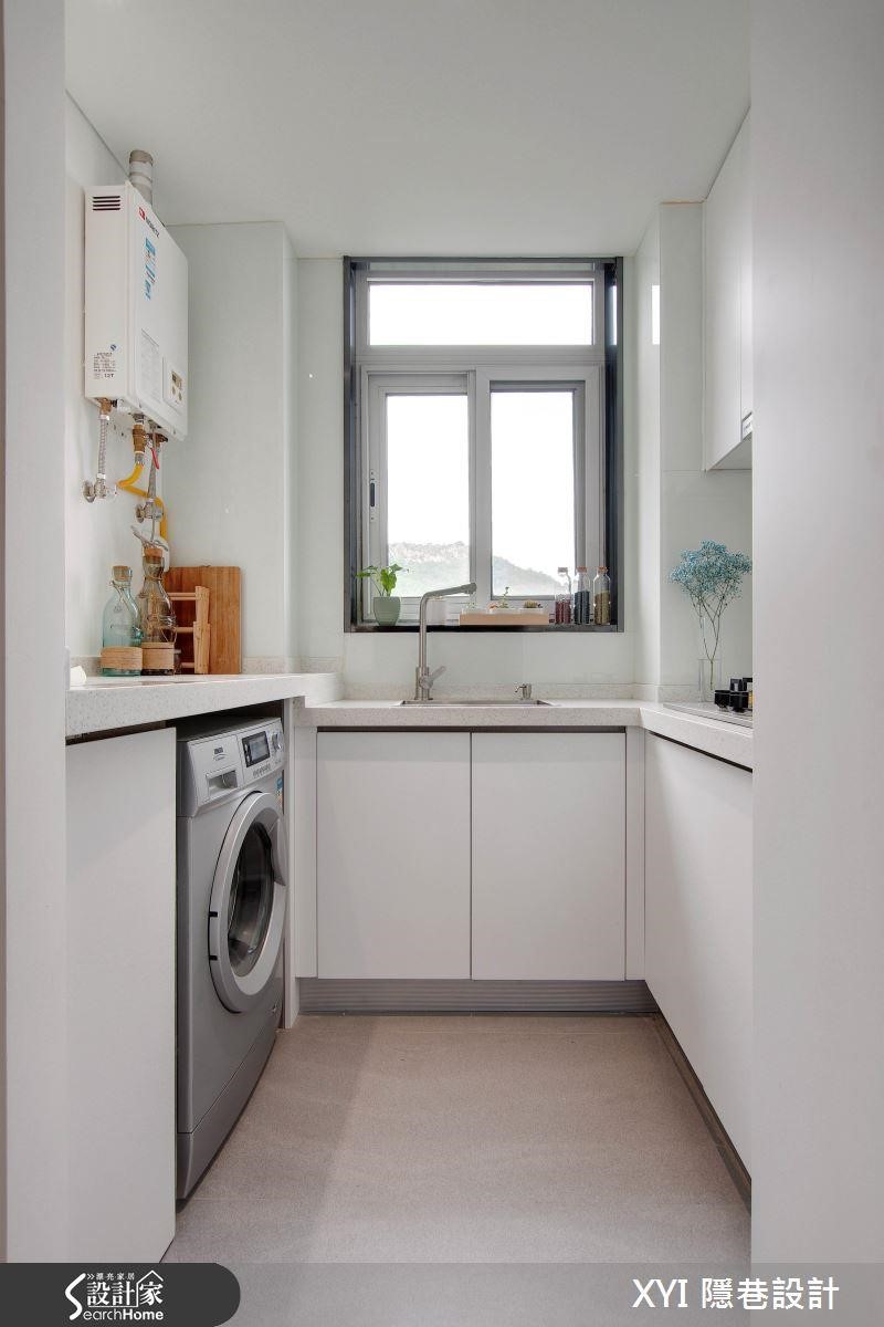 12 坪套房運用凸出的格局與轉角空間，巧妙規劃了結合洗衣間功能的ㄇ字型廚房。
