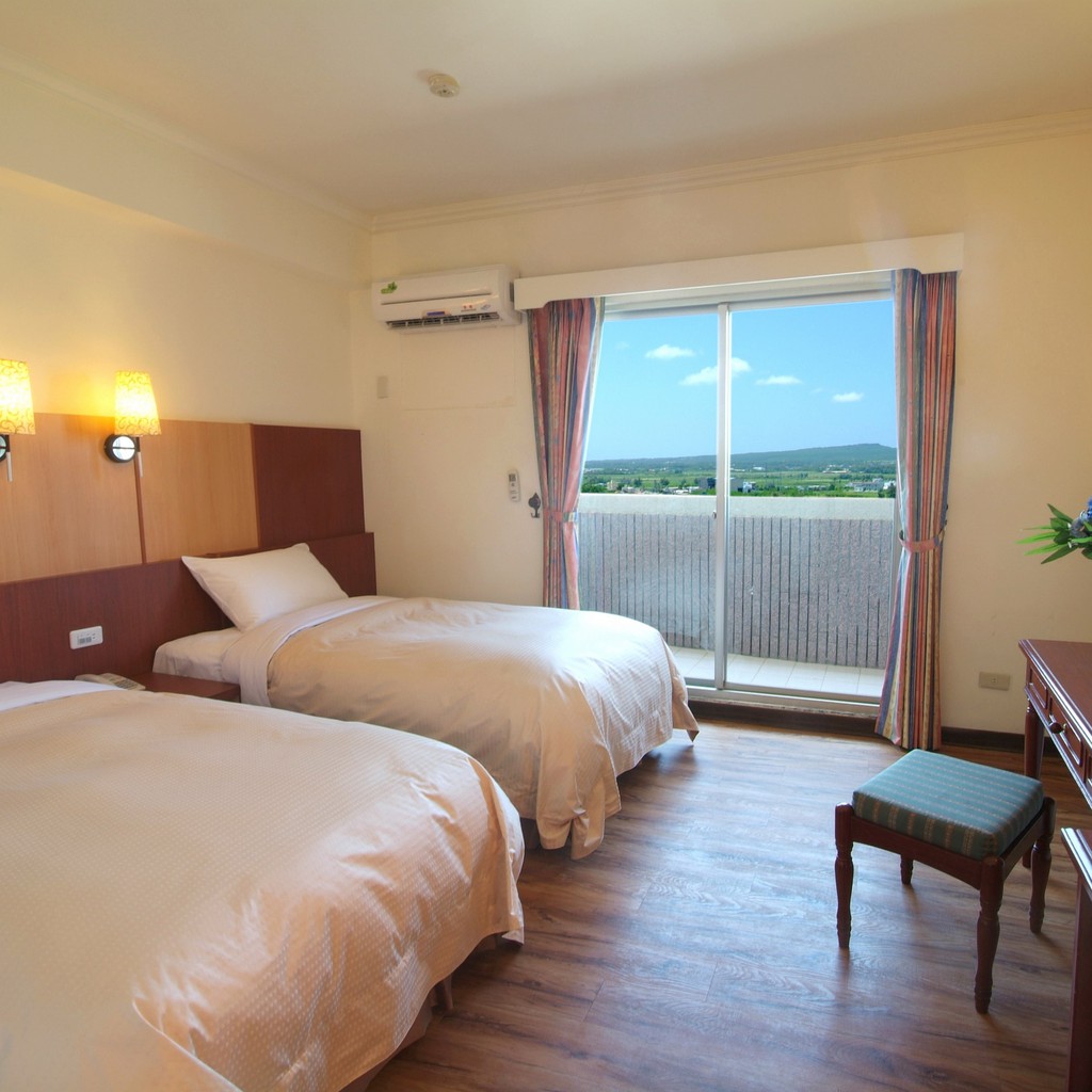 賣場目前住宿券大部分都是成本促銷一週，每人限量2張，若有家族旅遊需要購買多張，請聊聊告知，再開放同價格購買。圖片僅供參考，房間大小擺設以官網及現場為主。憑本券可於平日入住雙人房一晚含早餐二客、晚餐二客