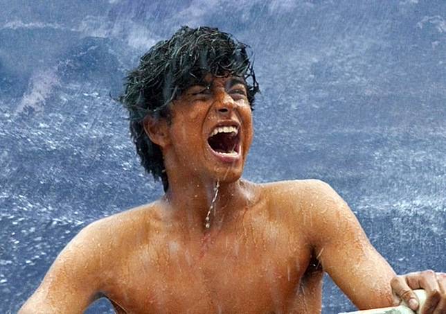 Ingat Pemeran Utama Film "Life of Pi"? Sekarang Makin Ganteng!