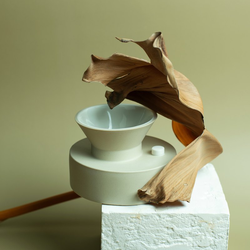 每個人都是一座電台，向外傳遞著自己的情緒、故事，渴望別人傾聽到自己的聲音。拼色陶瓷製作的揚聲器造型，表面的磨砂質感呈現著柔和的光澤，上小下大的敞口設計，精妙的旋鈕和幾何造型，充滿趣味性。它是使用者與外