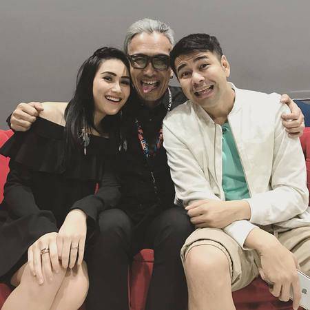 Momen Ayu Ting Ting Peluk Tangan Raffi Promokan Single Baru