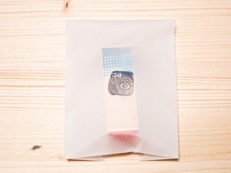 富士出產的可愛巧克力機。 尺寸約18mm X 18mm。 ::::::::::經典相機 系列:::::::::: 這次最早發展的系列，只是因為我有很多相機，想說把它們畫下來刻成印章，結果越畫越貪心連從