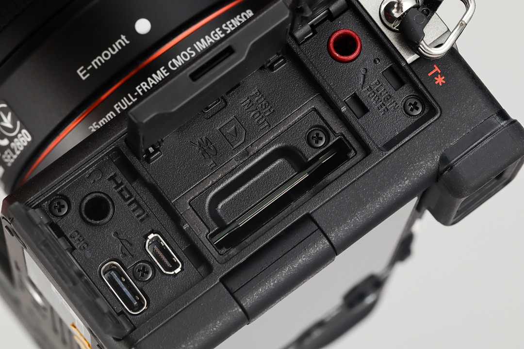 記憶卡槽改為單卡，並由機身右側移至左側，支援 UHS-II 規格。