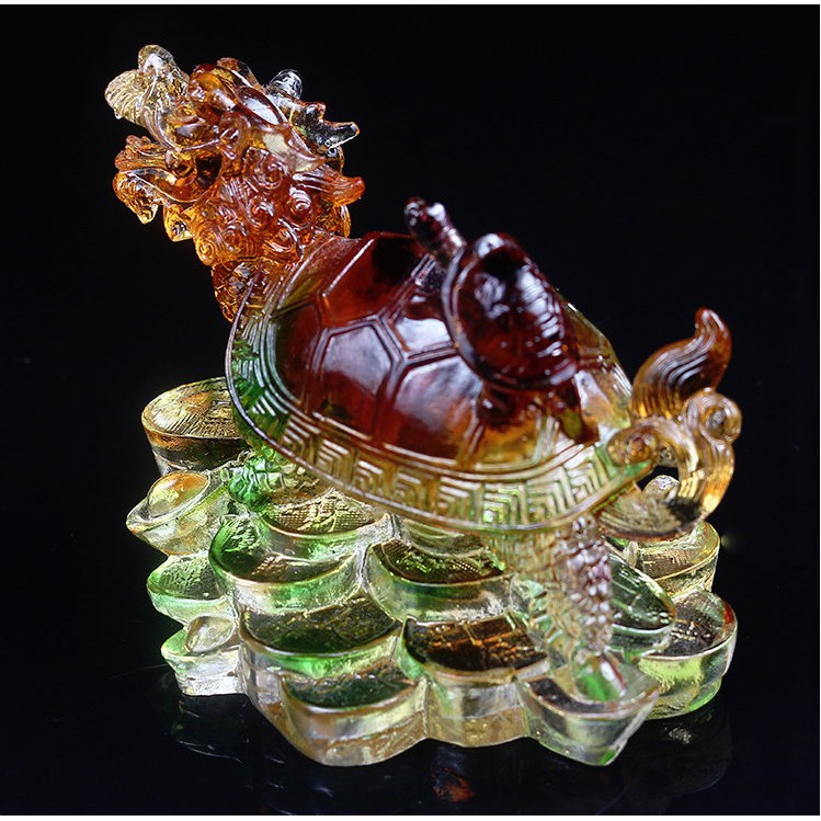 【名稱】：琉璃招財龍龜 【材質】：琉璃【尺寸】：長10*寬7.5*高9公分產品介紹： 龜，為瑞獸之一，主吉祥招財，化三煞。龍龜放在財位可催財，放在三煞位或水氣較重之地最有效，風水學有雲： 要快發，鬥三