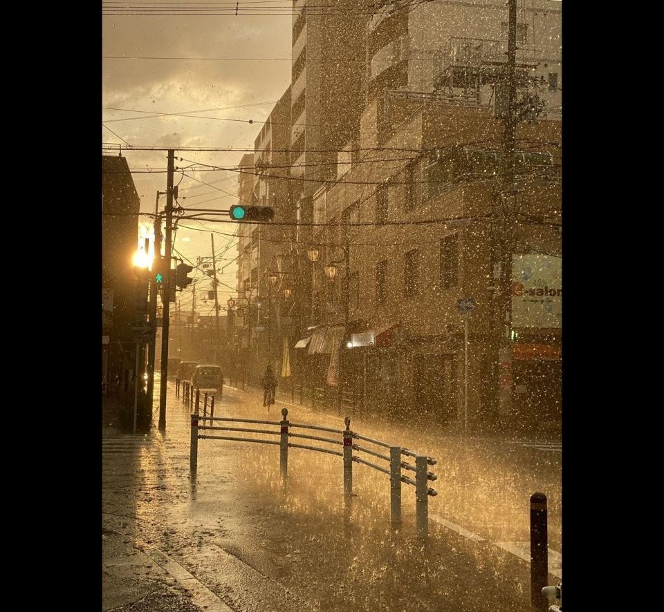 まるで映画のワンシーン 夕日の中 大粒の雨がキラキラ輝く大阪の街が幻想的で美しい