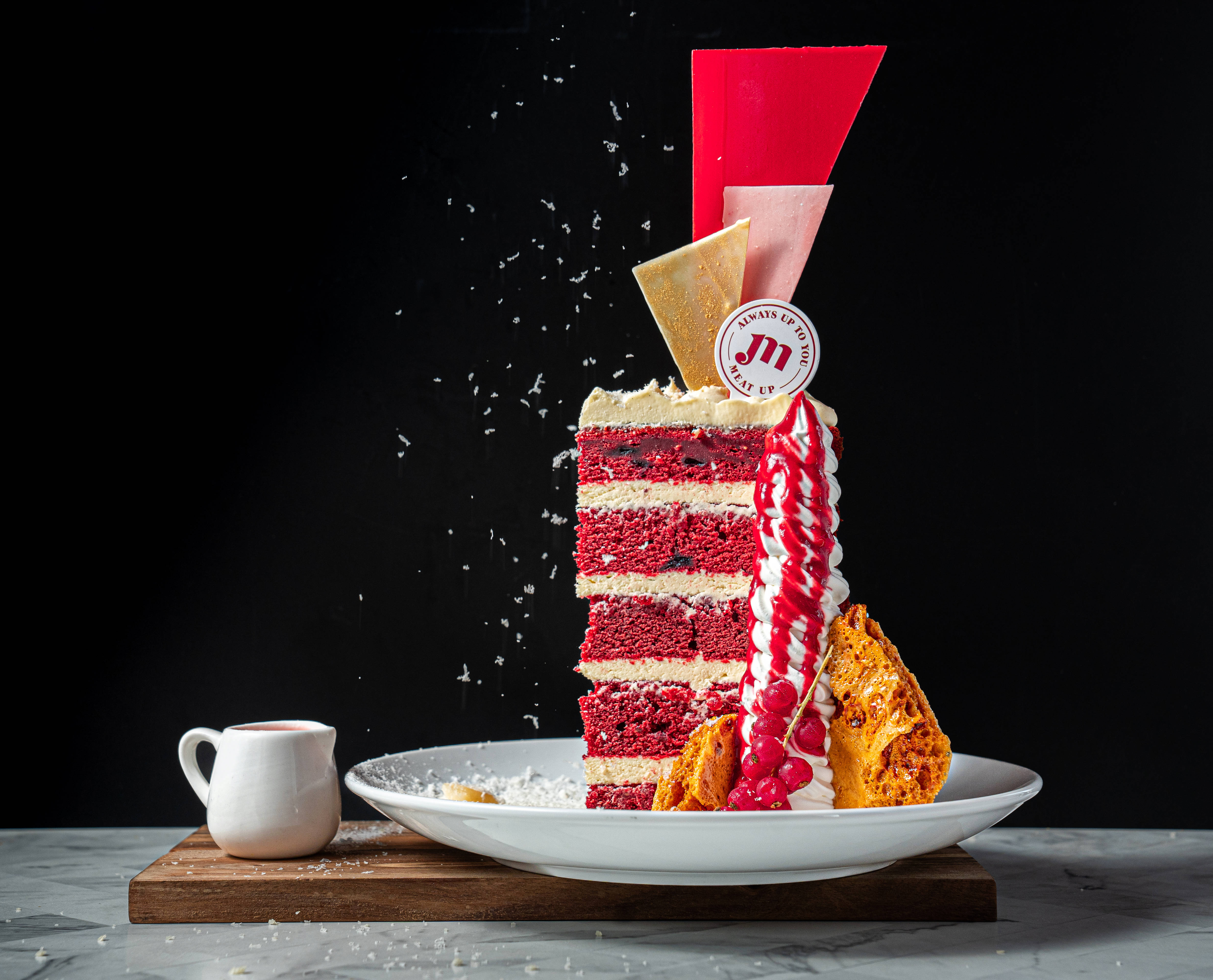 最能代表美國的經典蛋糕「美國夢」，以鮮紅色澤、口感綿密的紅絲絨蛋糕作為基底，再抹上一層一層絲滑濃郁的奶油起司，一口吃下滿滿幸福！（圖片提供/ Meat Up）