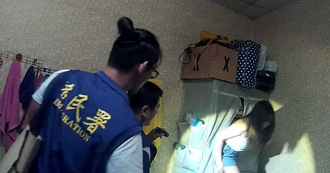 越女裸裹棉被躲密室　大腳印露餡遭逮