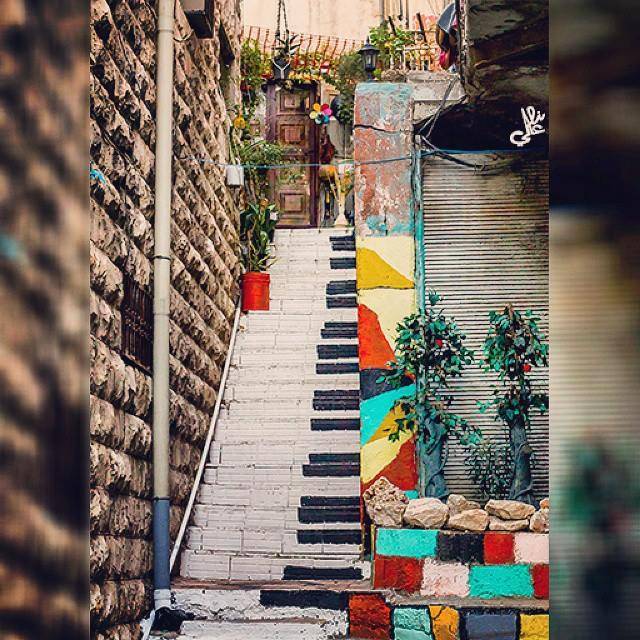 Indahnya Anak Tangga di Kota Amman yang Menjelma Menjadi Kanvas Bagi Para Seniman. Cantik dan Instagrammable Banget!