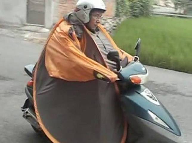 14 Bentuk Jas Hujan Paling Unik, Bikin Ngakak Parah