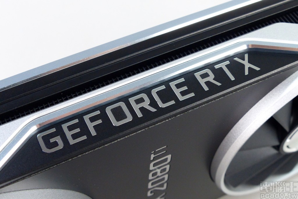 開機送電時，側邊 GEFORCE RTX 字樣具備 LED 背光效果，預設為青綠色