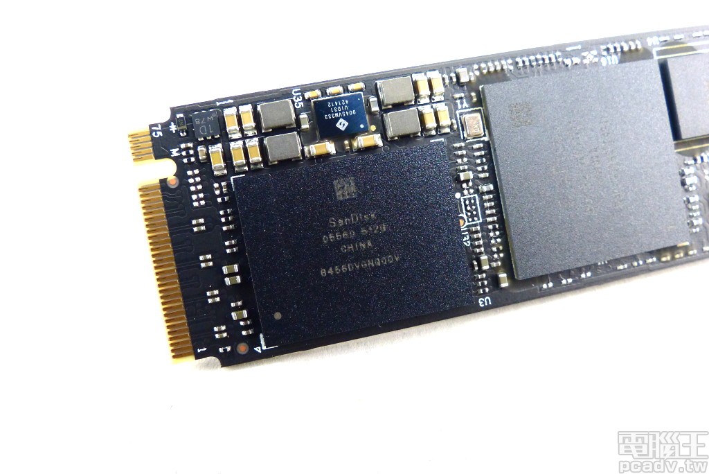 M.2 2280 電路板 2 端各自安排 1 顆 SanDisk 512GB 快閃記憶體顆粒，各自擁有 4 通道規格對應控制器，內部應為 Toshiba 64 層 3D 堆疊 BiSC3 TLC 紀錄形式