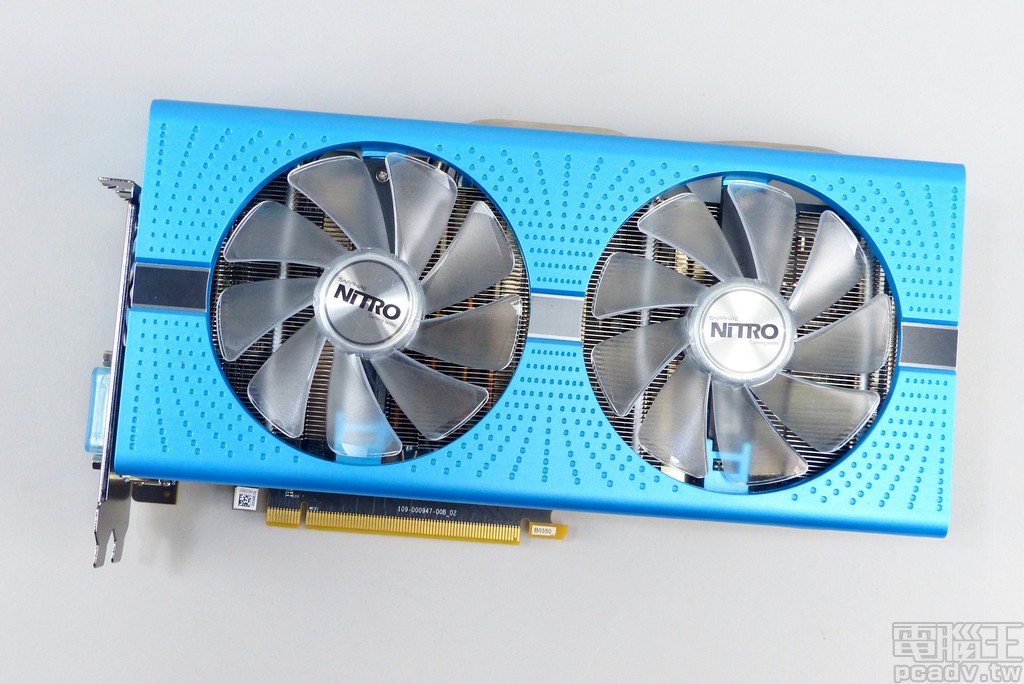 NITRO+ Radeon RX 590 8GB Special Edition 顯示卡，風扇外殼選用相當顯眼的青色（金屬藍）