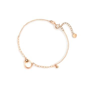 18K紅色黃金手鍊，菱形中間有鏤空四葉草圖案，連接着中空圓環，掛着小圓珠。四葉草代表幸運，清新優雅。