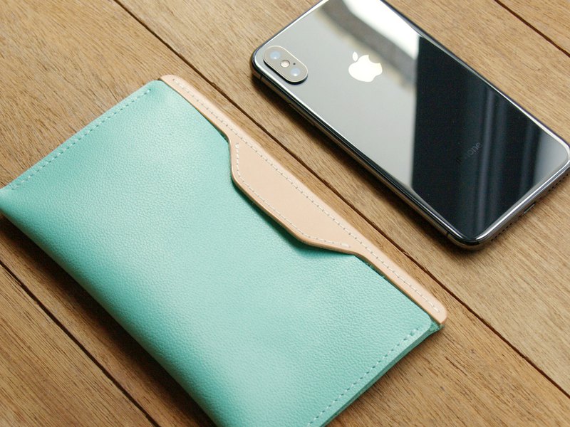 免費客製刻印英文名字(如圖範例)，快來訂做一個獨一無二的個人手機套(存摺套)，或是送禮給心愛的他(她)吧～