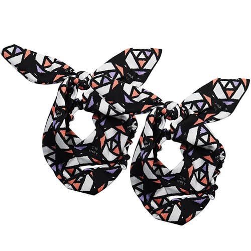 商品名稱：ANNA SUI 安娜蘇 髮帶x2容量：2入尺寸：直徑約 16 cm(有鬆緊帶可調整)。注意事項： 1.使用後若有過敏請即刻停止使用，並請教醫生。2.請放置陰涼處以免變質。 3.商品退貨時必