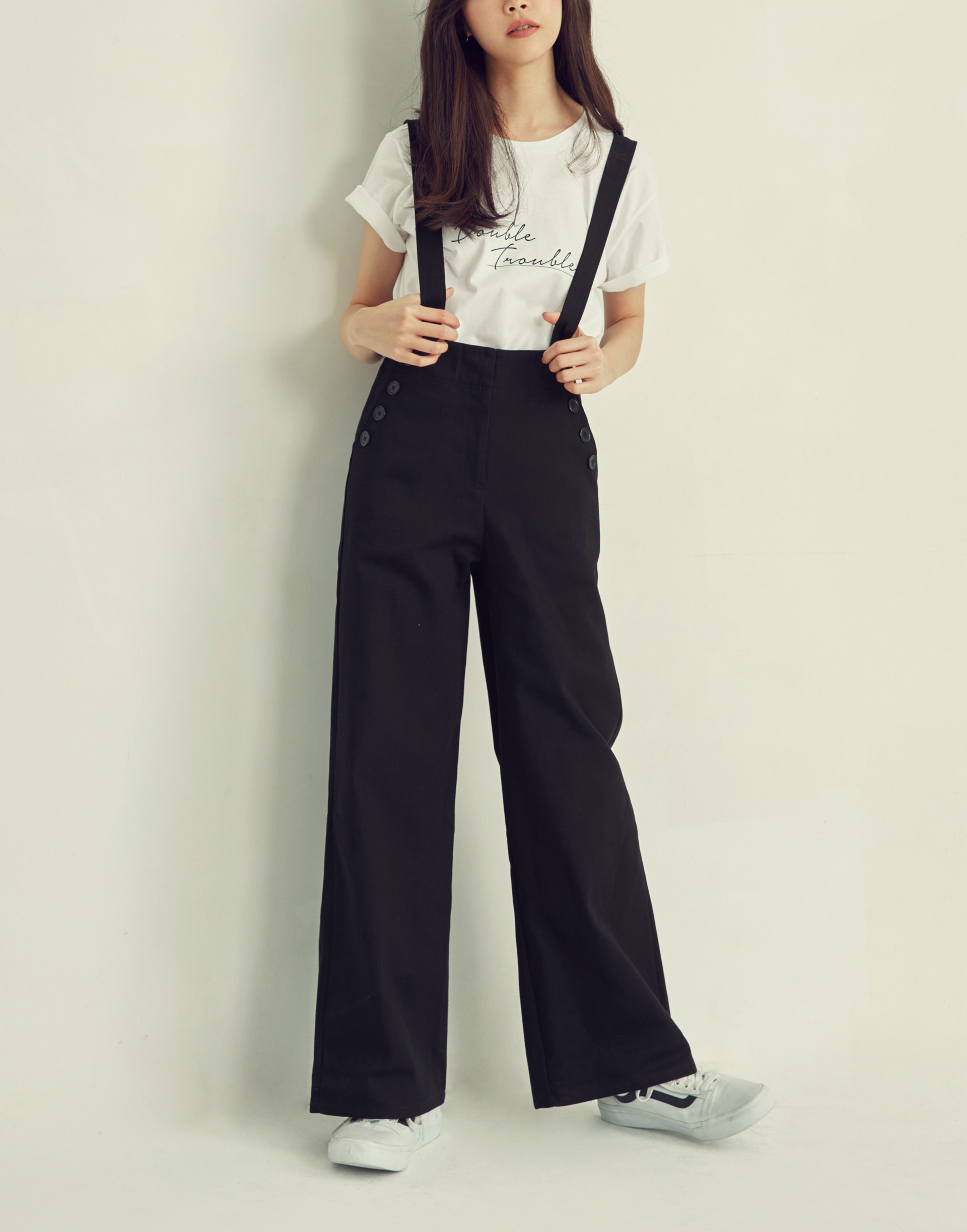 彈性： 適中 舒適有挺度的斜紋布料、肩帶暗釦可調式、褲頭隱形鉤釦設計、前側及後都有口袋、前口袋排釦裝飾設計、寬褲版型