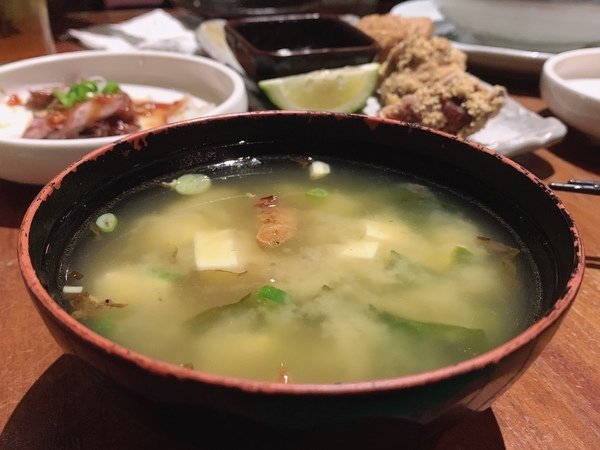 「花蓮旅遊」花蓮租車三天二夜輕旅行自駕遊，盛夏消暑追鯨趣-花蓮永宬租車，老時光燒肉酒肴，欣欣麵館不是麵店，小花公寓民宿與窩WOW青年旅館直擊分享