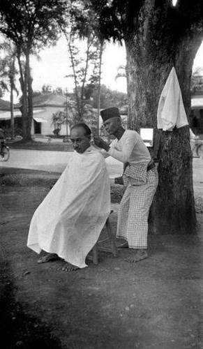 7 Potret Lawas Barbershop Bawah Pohon Ini Andalan Tampil Ganteng