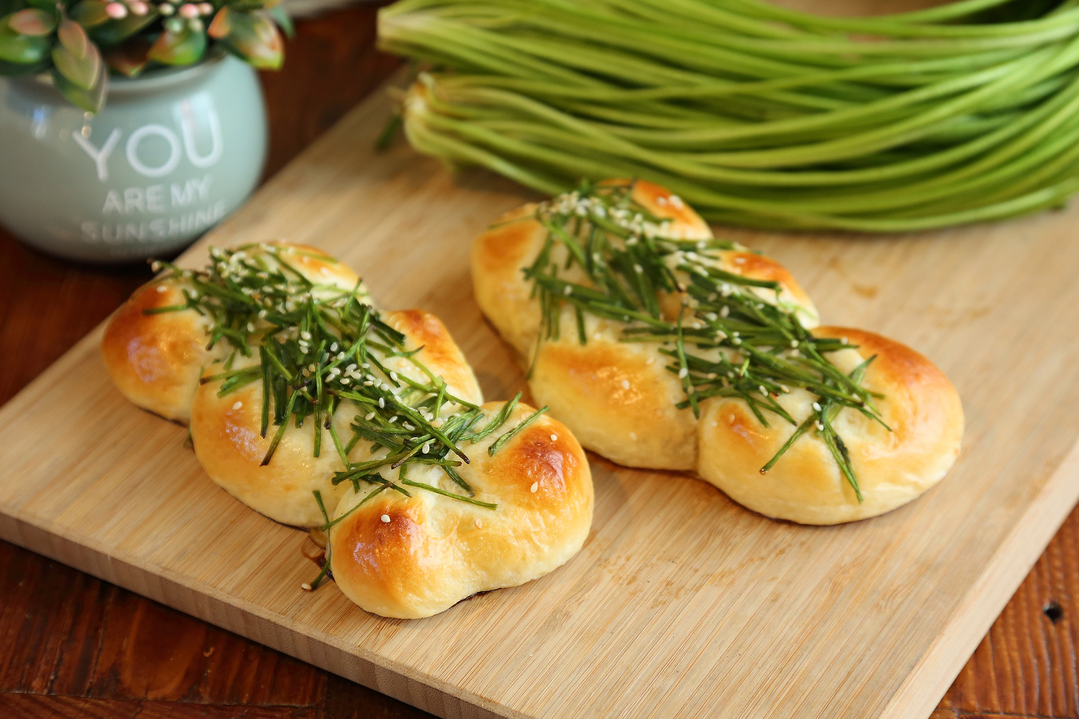 獨特的野蓮麵包靈感來自傳統蔥麵包，以野蓮取代蔥花，加入味增調味，是少見的奶蛋素鹹麵包。(攝影/Carter)