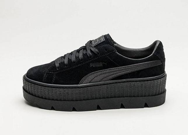 7 Rekomendasi Sneakers Hitam yang Bisa Bikin Kamu Makin Cool 7 Rekomendasi Sneakers Hitam yang Bisa Bikin Kamu Makin Cool