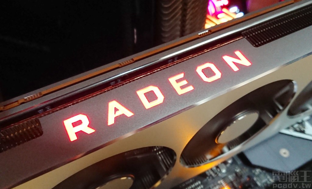 Radeon VII 顯示卡側邊 RADEON 字樣同樣發出紅光，不可更換顏色、不可關閉