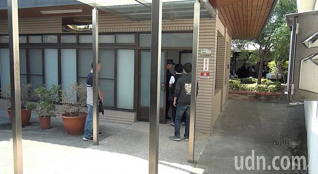 台中果菜市場董事長賴溪松昨天搭車時出車禍身亡，台中地檢署檢察官今天中午相驗，訊問涉嫌肇事的賴姓男子。記者陳宏睿／攝影