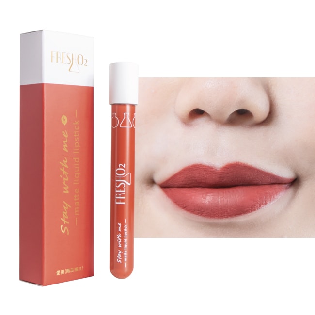 詳細介紹 商品規格 商品簡述 1.不沾杯x不染唇x不顯唇紋2.速乾、極少量 就能延展整個唇3.添加Q10、玻尿酸與阿蘇果油 品牌 FreshO2 原產地 台灣 深、寬、高 3.4x2x18.2cm 淨