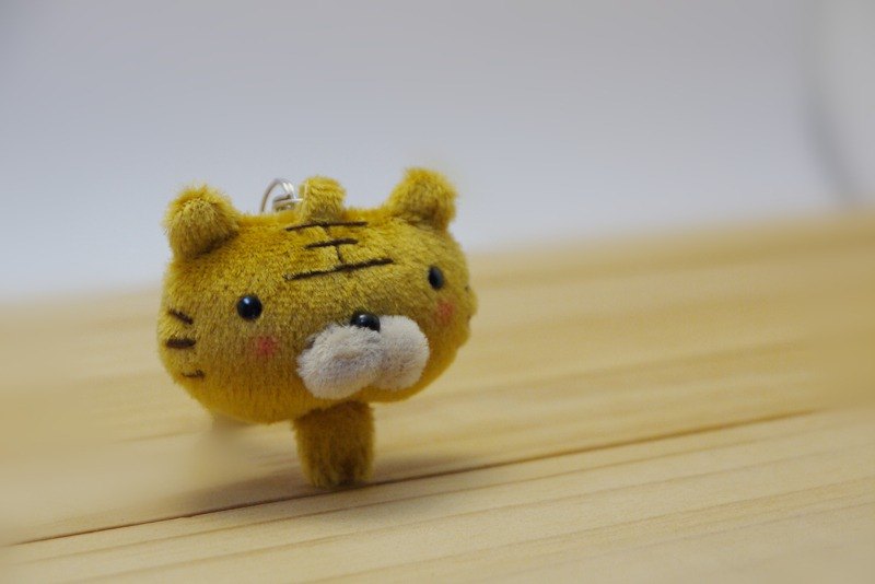 在品質上可以大大的放心。且每件商品最後一道工，眼睛的位置都是設計師親自手工完成的，一件商品的生命力取決於眼睛的眼神。 Bucute的商品，開發至今已超過10000樣的商品，有娃娃吊飾、手機套、電腦包、