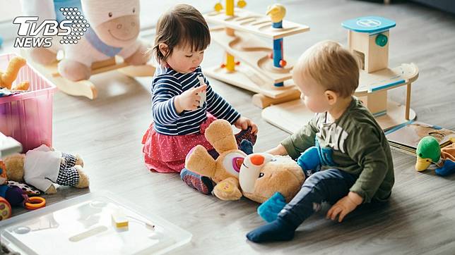 小孩會互相分享玩具。示意圖／TVBS