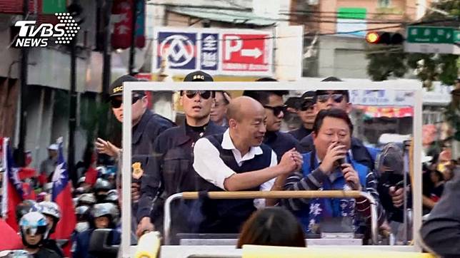 國民黨總統候選人韓國瑜5日下午「返鄉」，到中和催票，民眾熱情迎接。圖／TVBS
