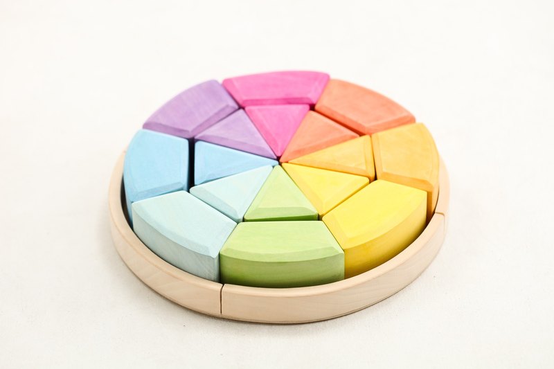 淳木童話Сказки Дерева俄羅斯幼童教材領導品牌, 是俄國幼教界廣泛推崇的華德福積木。由莫斯科州立教育心理大學認證為年度最佳兒童玩具，具備俄羅斯安全玩具認證，由整塊樺木手工繪製，獨一無二；採用