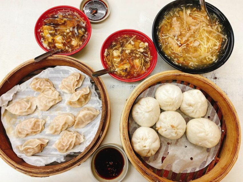 花蓮美食｜花蓮早餐｜周家蒸餃小籠包｜這家周家蒸餃就在公正包子旁，賣的東西幾乎一樣，周家蒸餃是24小時營業的，不管是當消夜還是早餐都很適合。來到周家蒸餃必點的就是現包現做的小籠包了