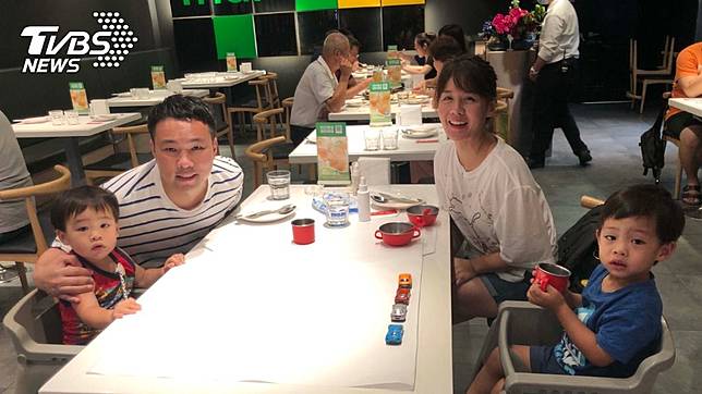 父喜，威全升格三爸。（／上行提供）
