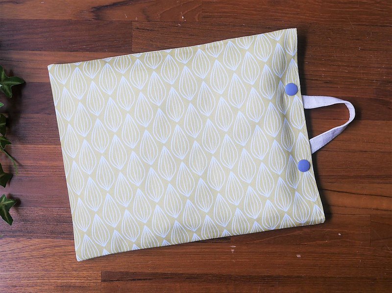 以胚布製作袋身，加入台灣生產的紅豆作為內芯， 當紅豆經過加熱後，飄散出濃濃的紅豆香氣， 不僅溫暖了身體，紅豆香味似乎也為心靈帶來了療癒感。 *因內含植物種子，故無法寄送台灣以外之國家