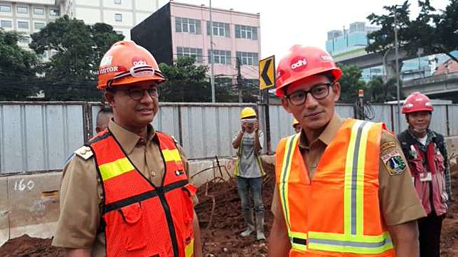 Gubernur Jakarta Anies Baswedan di pembangunan underpass Mampang-Kuningan di Jakarta Selatan. (suara.com/Dwi Bowo Raharjo)