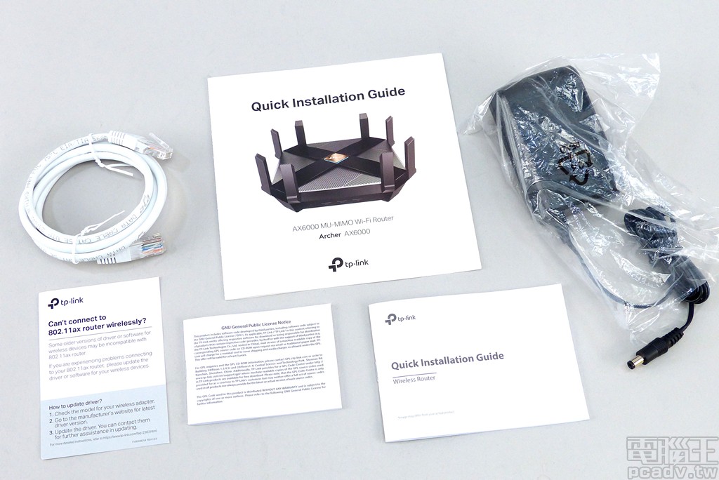 ▲ 盒裝零配件包含說明書數張、長度約 1m 的 Cat.5e 網路線、供電變壓器。