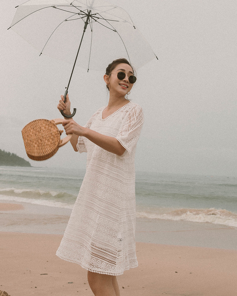 V型領口/有附內裡 商品長度/適中商品版型/寬鬆商品厚薄/適中商品彈性/無 *請避免手錶、飾品或者包包小零件勾住蕾絲網眼 *此款材質特性，不宜使用衣架吊掛，建議平放 / 避免摩擦