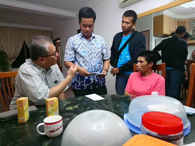 Ida Nahak bersama dengan Konjen RI di Penang Iwanshah Wibisono. (Foto: Dok. KJRI Penang).